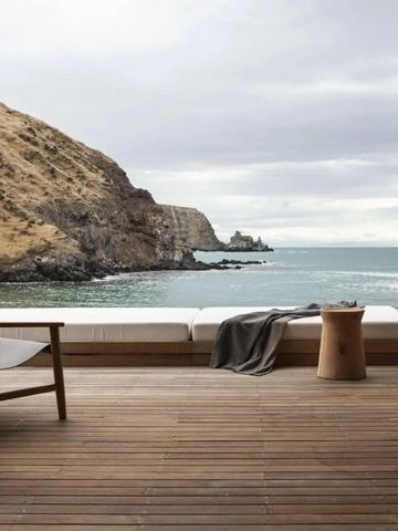 Terrasse mit Blick aufs Meer und Felsen in malerischer Umgebung