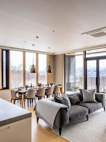 Großer Wohnbereich mit Esstisch und Bergblick im Hintergrund