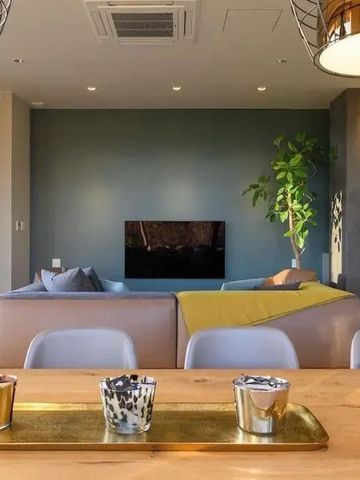 Gemütliches Wohnzimmer mit stilvoller Einrichtung und Dekor