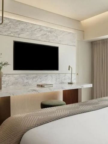 Elegantes Zimmer mit modernem Design und großem Flachbildfernseher an der Wand