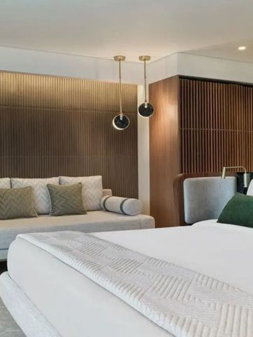 Geschmackvoll eingerichtetes Zimmer mit Sofa und modernem Design