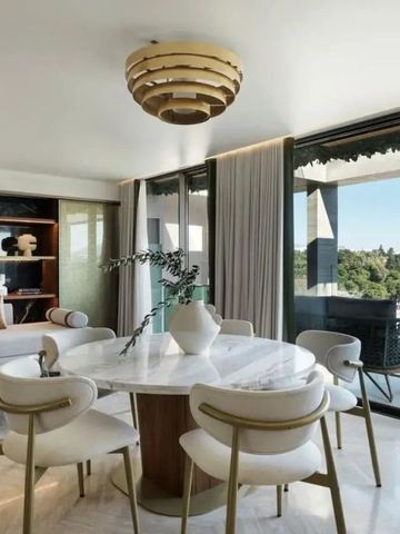 Heller Essbereich mit stilvoller Dekoration und großem Fenster