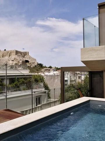 Pool mit Blick auf die Akropolis in Athen