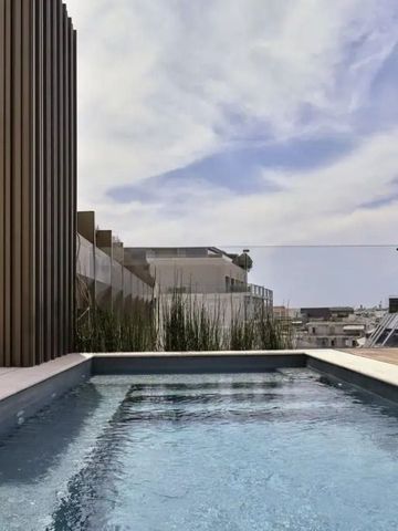 Kleiner Pool auf der Dachterrasse mit modernem Design