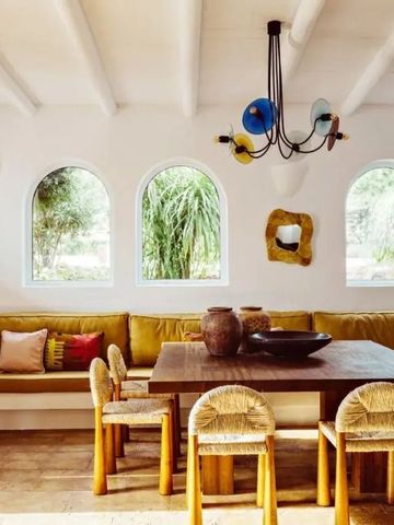 Gemütlicher Essbereich mit Holzmöbeln und künstlerischem Dekor im Innenraum.