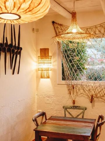 Stilvoll eingerichtetes Esszimmer mit warmer Beleuchtung und dekorativen Holzelementen