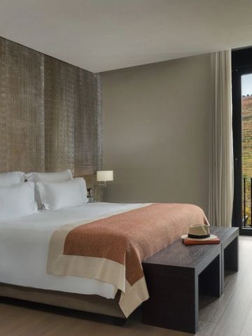 Modernes Schlafzimmer mit Blick auf Weinberge im Six Senses Douro Valley Hotel