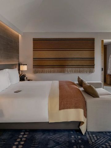 Luxe Doppelzimmer mit modernem Dekor und weicher Beleuchtung