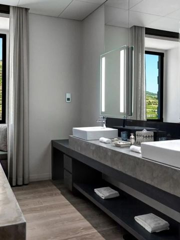Elegantes Badezimmer mit Doppelwaschbecken und Aussicht auf die Weinberge
