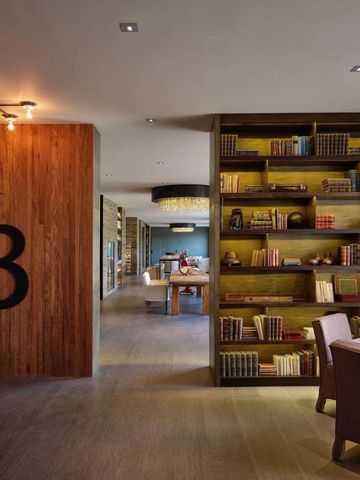 Gemütlicher Leseraum mit Holzmöbeln und Bücherregalen