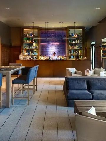 Moderne Lounge mit gut bestückter Bar und komfortablen Sitzgelegenheiten