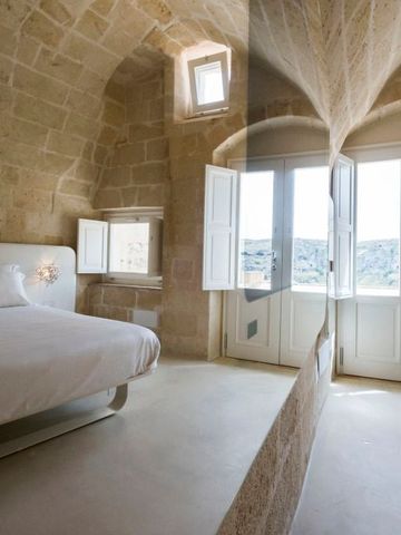 Helles Schlafzimmer mit weißen Möbeln und steinernen Gewölbedecken