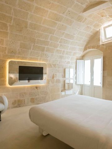 Geräumiges Zimmer mit Steinwänden und modernen Annehmlichkeiten