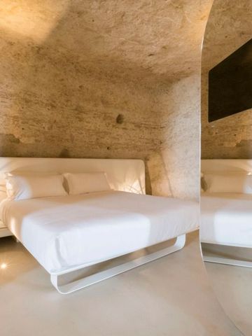 Gemütliches Schlafzimmer mit elegantem Design und Steinwänden