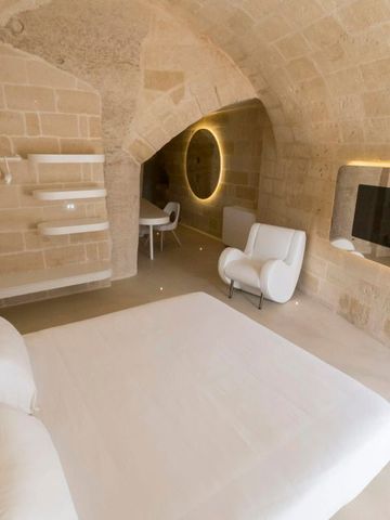 Modernes Zimmerdesign mit steinernen Elementen und komfortabler Einrichtung