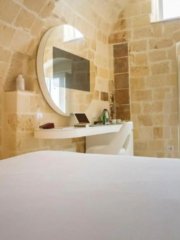 Moderner Raum mit Steinwänden und Rundspiegel