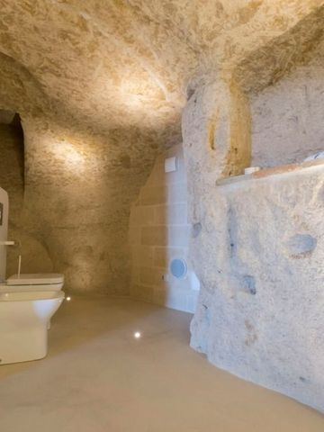 Höhlenartiger Raum mit natürlichen Steinwänden