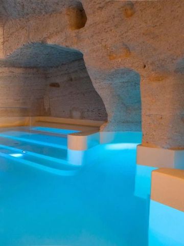 Unterirdischer Pool mit blauem Wasser und in Felsen gehauenen Wänden