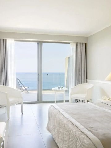 Helles Hotelzimmer mit Blick auf das Meer und minimalistischer Einrichtung