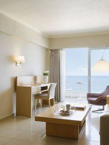 Lichtdurchflutetes Wohnzimmer mit Meerblick im Álkyna Beach Resort