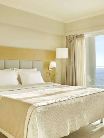 Komfortables Doppelzimmer mit Balkon und Meerblick auf sonnigen Tag