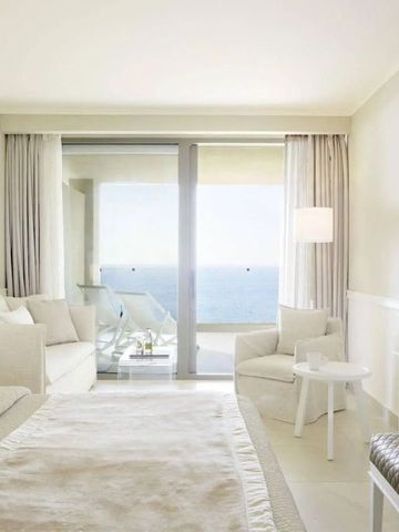 Lichtdurchflutetes Wohnzimmer mit Meerblick und stilvoller Einrichtung.