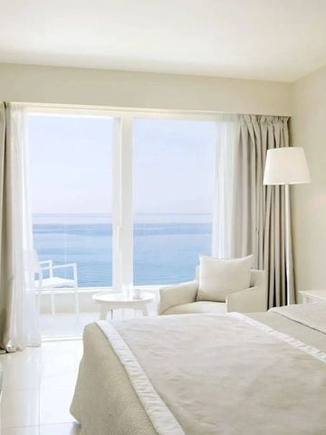 Gemütliches Doppelzimmer mit direktem Blick aufs Meer.