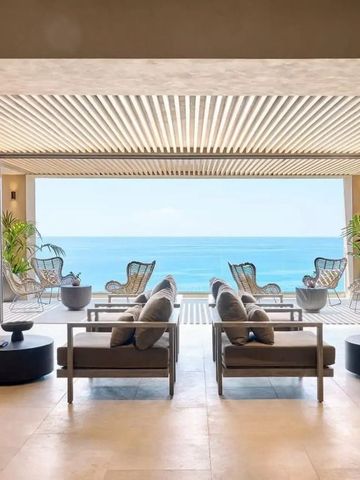 Lounge mit Blick auf das Meer und stilvoller Einrichtung
