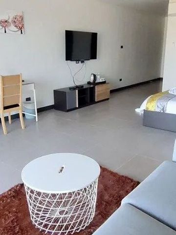 Elegantes Zimmer mit modernem Dekor, Schreibtisch, Sofa und Fernseher im Pimalai Resort