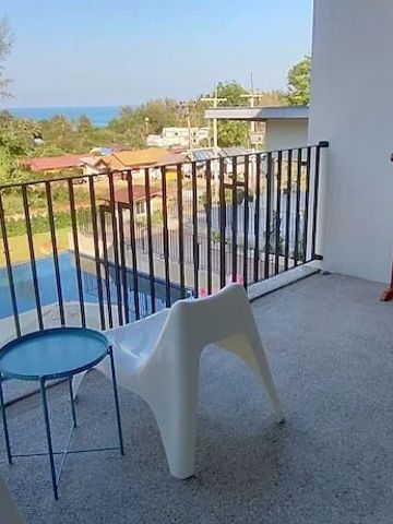 Balkon mit Meerblick im Pimalai Resort bietet Tisch, Stühle und Blick auf den Pool