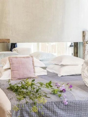 Elegantes Schlafzimmer mit natürlichen Elementen und Blumen