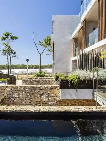 Außenansicht des Hotels mit Pool und moderner Architektur