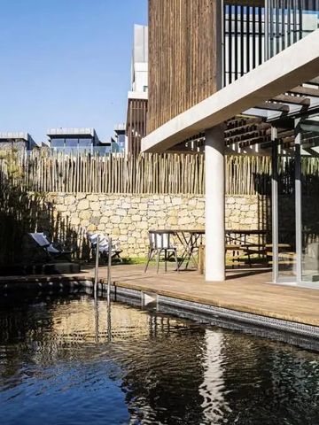 Moderner Terrassenbereich mit Pool und Sitzgelegenheiten