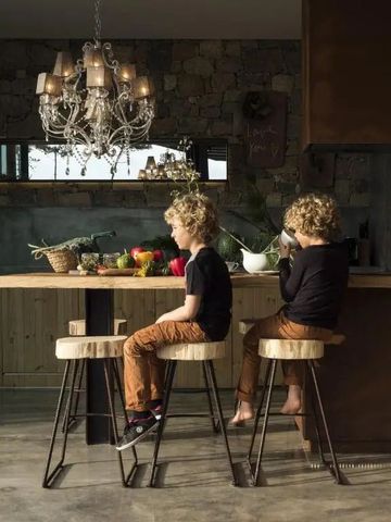 Kinder sitzen an einer stilvollen Küchenbar in einer modernen Umgebung