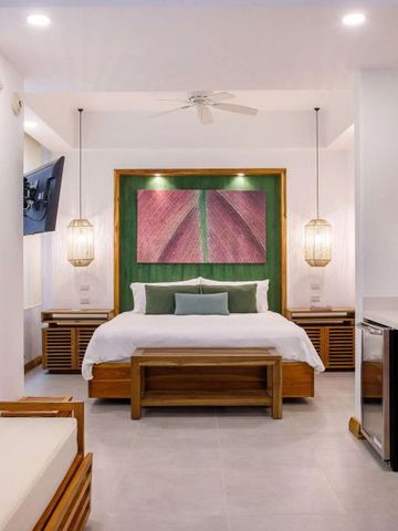 Geräumiges Hotelzimmer mit luxuriöser Ausstattung und Holzdetails