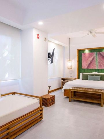 Helles Zimmer mit Doppelbett und Daybed, geschmackvolle Dekoration