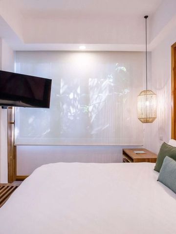 Teilansicht eines Hotelzimmers mit TV und stilvollen Details