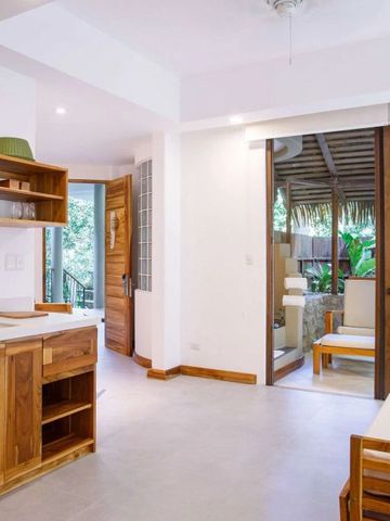 Offene Wohnfläche mit Zugang zu einem Balkon mit Gartenblick