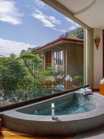 Zimmer mit Whirlpool und Panoramablick auf den Wald