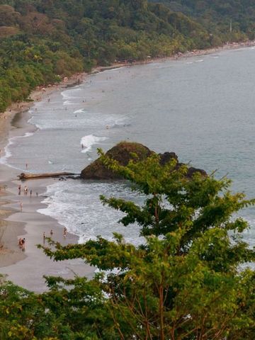 Panoramablick auf den einsamen Strand und das Meer von oben