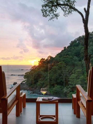 Sonnenuntergangsausblick von rustikaler Terrasse mit Holzmöbeln