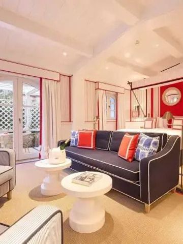 Geräumige Suite mit stilvollem Design und komfortablen Sitzgelegenheiten