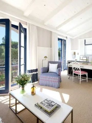 Lichtdurchfluteter Wohnbereich mit Balkonblick ins Grüne