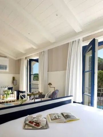 Helles Zimmer mit großem Bett, Balkon und gemütlicher Sitzecke mit Naturblick