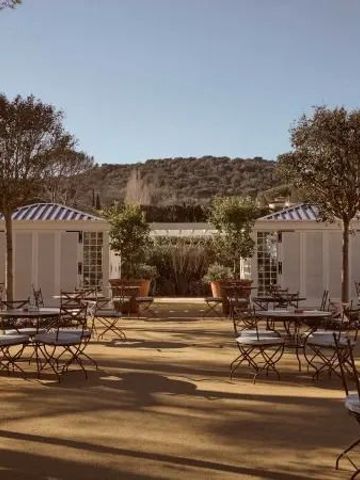 Landschaftlicher Garten mit Pavillons und stilvollen Sitzgelegenheiten