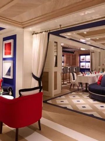 Eleganter Lounge-Bereich mit rotem und blauem Farbschema und gemütlichen Sitzgelegenheiten.