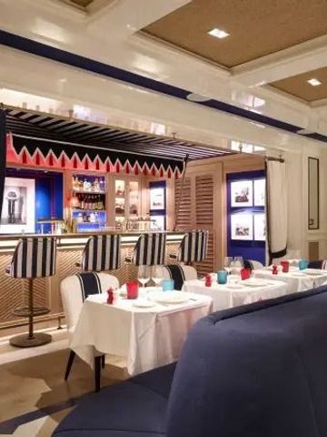 Fein eingerichtetes Restaurant mit stimmungsvoller Beleuchtung und weißen Tischen.