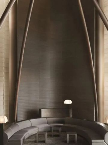 Stilvolle Hotellobby mit modernen Sitzgelegenheiten und lampenschein