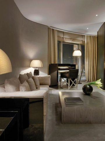 Elegantes Design einer Lounge in einer Hotelsuite mit gedämpftem Licht