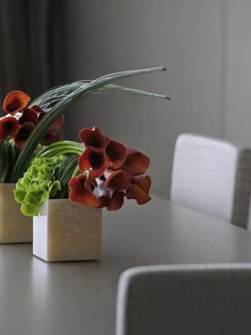 Elegante Tischdekoration mit Blumen in modernen Vasen